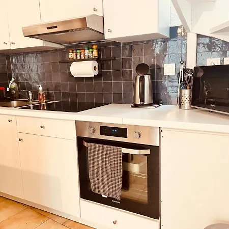 A Beautifully Maintained Townhouse With Terrace Apartamento Nimes