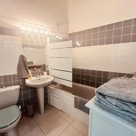 A Beautifully Maintained Townhouse With Terrace Apartamento