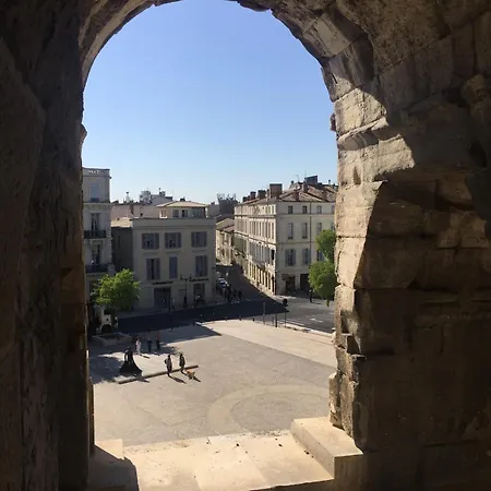 Apartamento A Beautifully Maintained Townhouse With Terrace Nimes